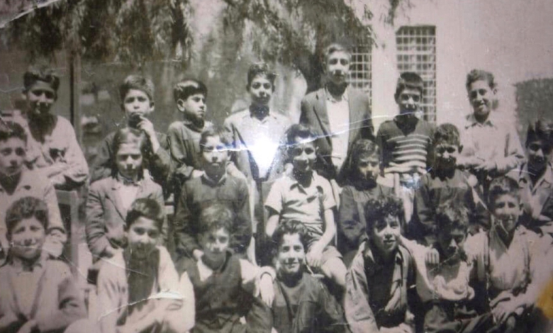 طلاب الصف الخامس في مدرسة إبراهيم هنانو - دير الزور في خمسينيات القرن العشرين