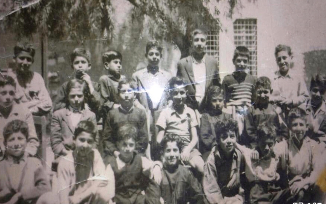 طلاب الصف الخامس في مدرسة إبراهيم هنانو - دير الزور في خمسينيات القرن العشرين