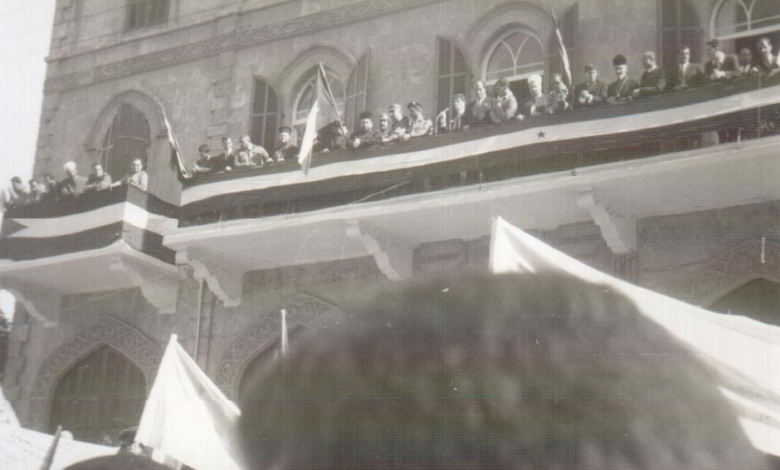 مسيرة استنكار ضرب العمل الفدائي أمام المنصة في شارع بارون في حلب عام 1969 (18)