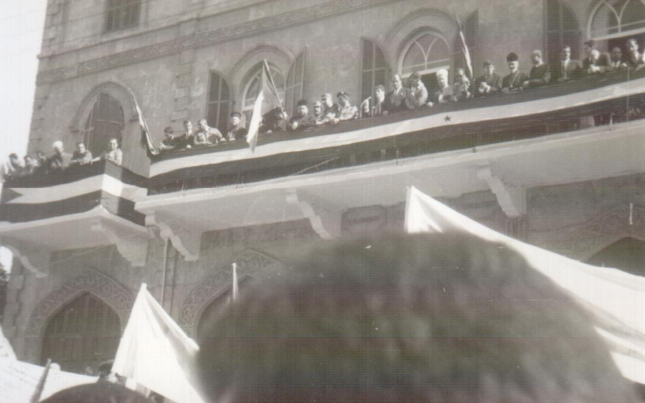 مسيرة استنكار ضرب العمل الفدائي أمام المنصة في شارع بارون في حلب عام 1969 (18)