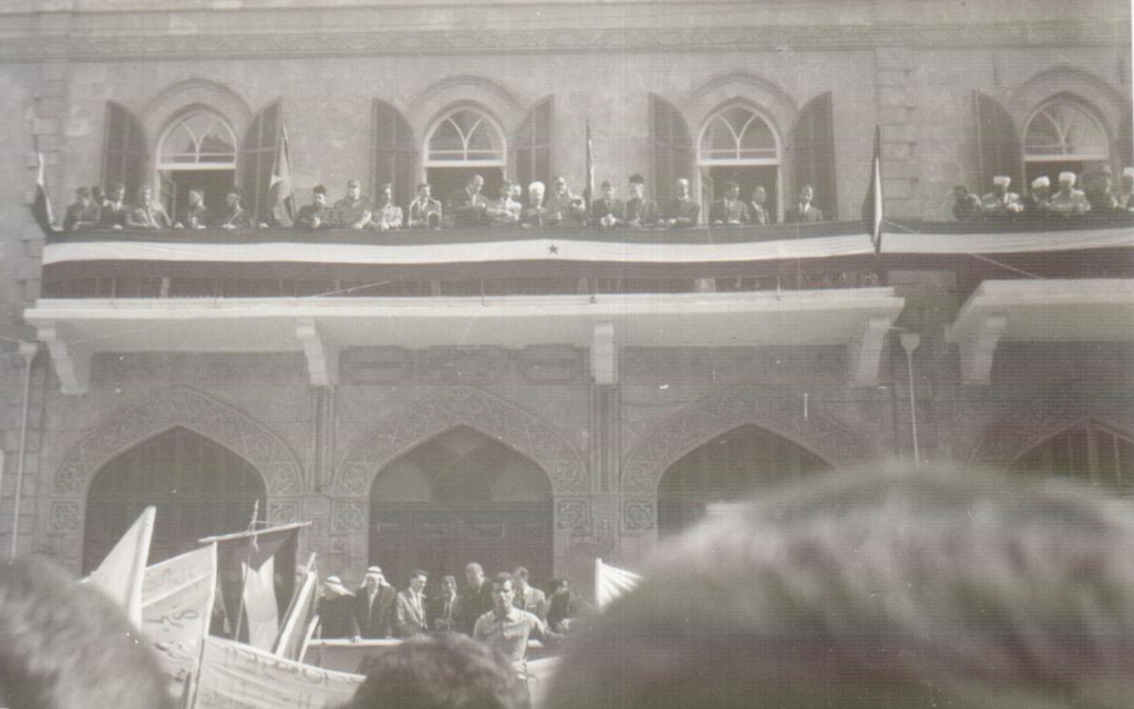 مسيرة استنكار ضرب العمل الفدائي أمام منصة فندق بارون في حلب 1969 (17)