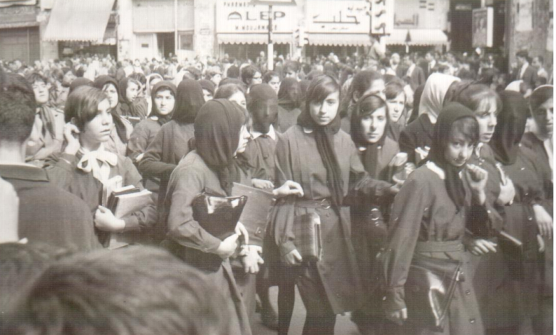 طالبات حلب عام 1969 في مسيرة استنكار ضرب العمل الفدائي في لبنان (14)