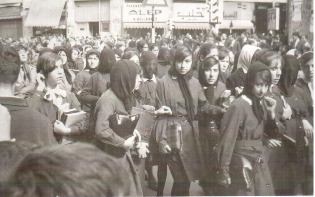 طالبات حلب عام 1969 في مسيرة استنكار ضرب العمل الفدائي في لبنان (14)