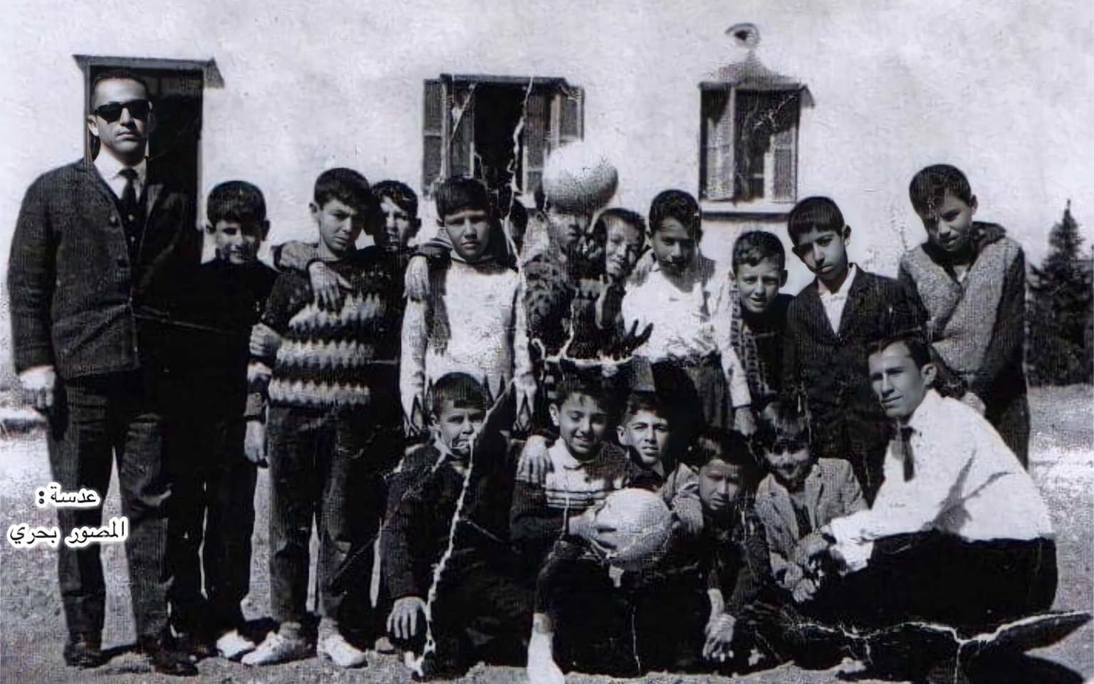 مدرسون وطلاب في مدرسة صقر قريش في دير الزور عام 1968