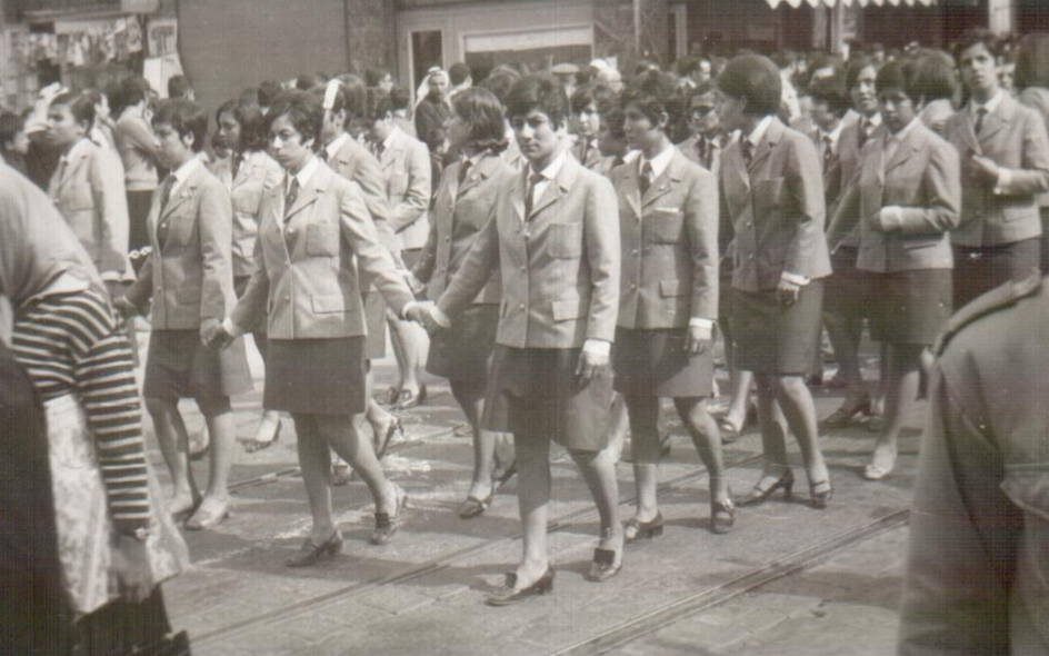 طالبات حلب عام 1969 في مسيرة استنكار ضرب العمل الفدائي في لبنان (13)