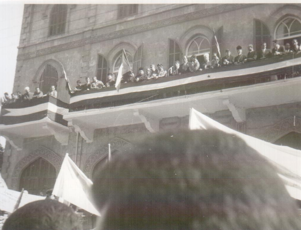 التاريخ السوري المعاصر - مسيرة استنكار ضرب العمل الفدائي أمام المنصة في شارع بارون في حلب عام 1969 (18)