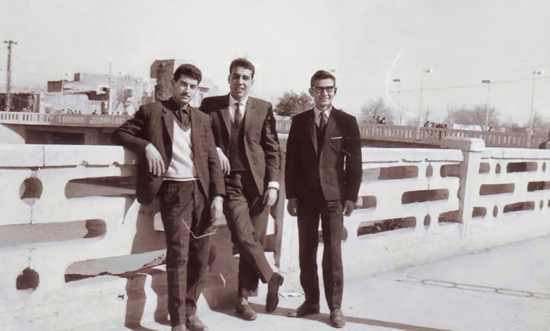 شبان في شارع النهر في دير الزور عام 1966