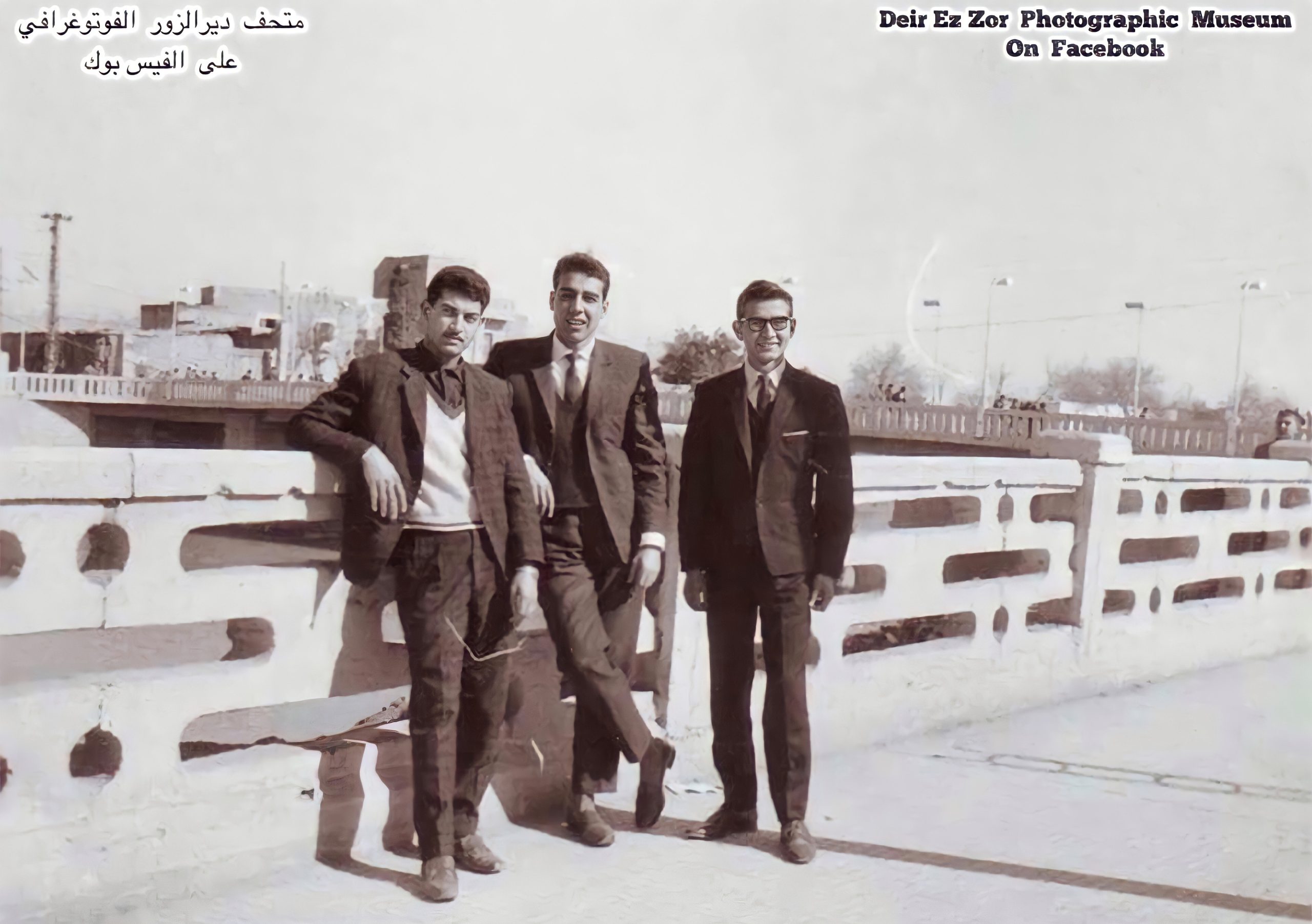 التاريخ السوري المعاصر - شبان في شارع النهر في دير الزور عام 1966