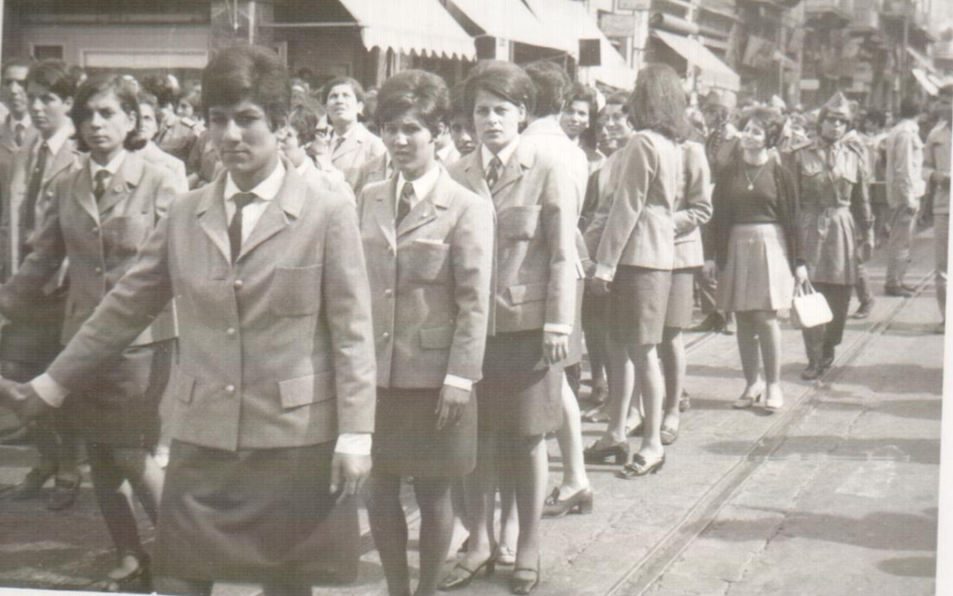 طالبات حلب عام 1969 في مسيرة استنكار ضرب العمل الفدائي في لبنان (11)