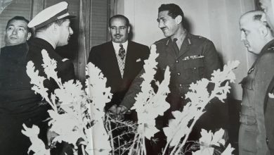 عبد الحكيم عامر يصافح كاظم زيتونة في دمشق عام 1960م