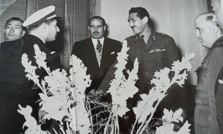 عبد الحكيم عامر يصافح كاظم زيتونة في دمشق عام 1960م