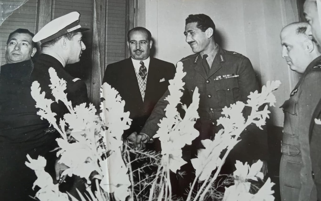 عبد الحكيم عامر يصافح كاظم زيتونة في دمشق عام 1960م