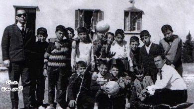 مدرسون وطلاب في مدرسة صقر قريش في دير الزور عام 1968