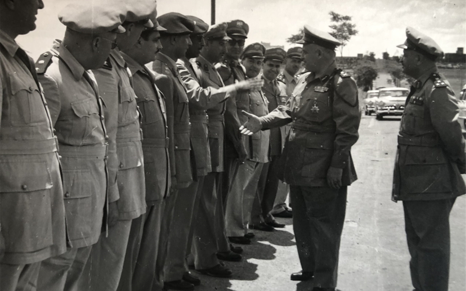 جمال الفيصل عند الوصول إلى حفل تخريج ضباط الاحتياط الدورة 23 عام 1958