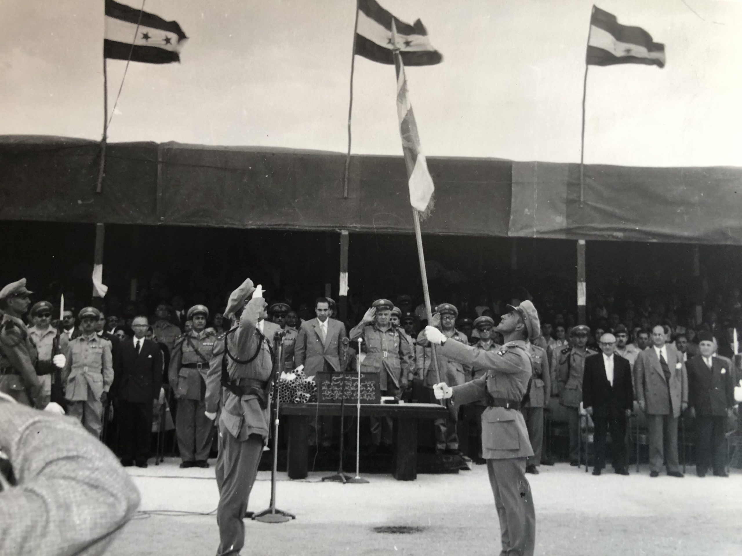 التاريخ السوري المعاصر - تسليم واستلام العلم في حفل تخريج ضباط الاحتياط في حلب عام 1958