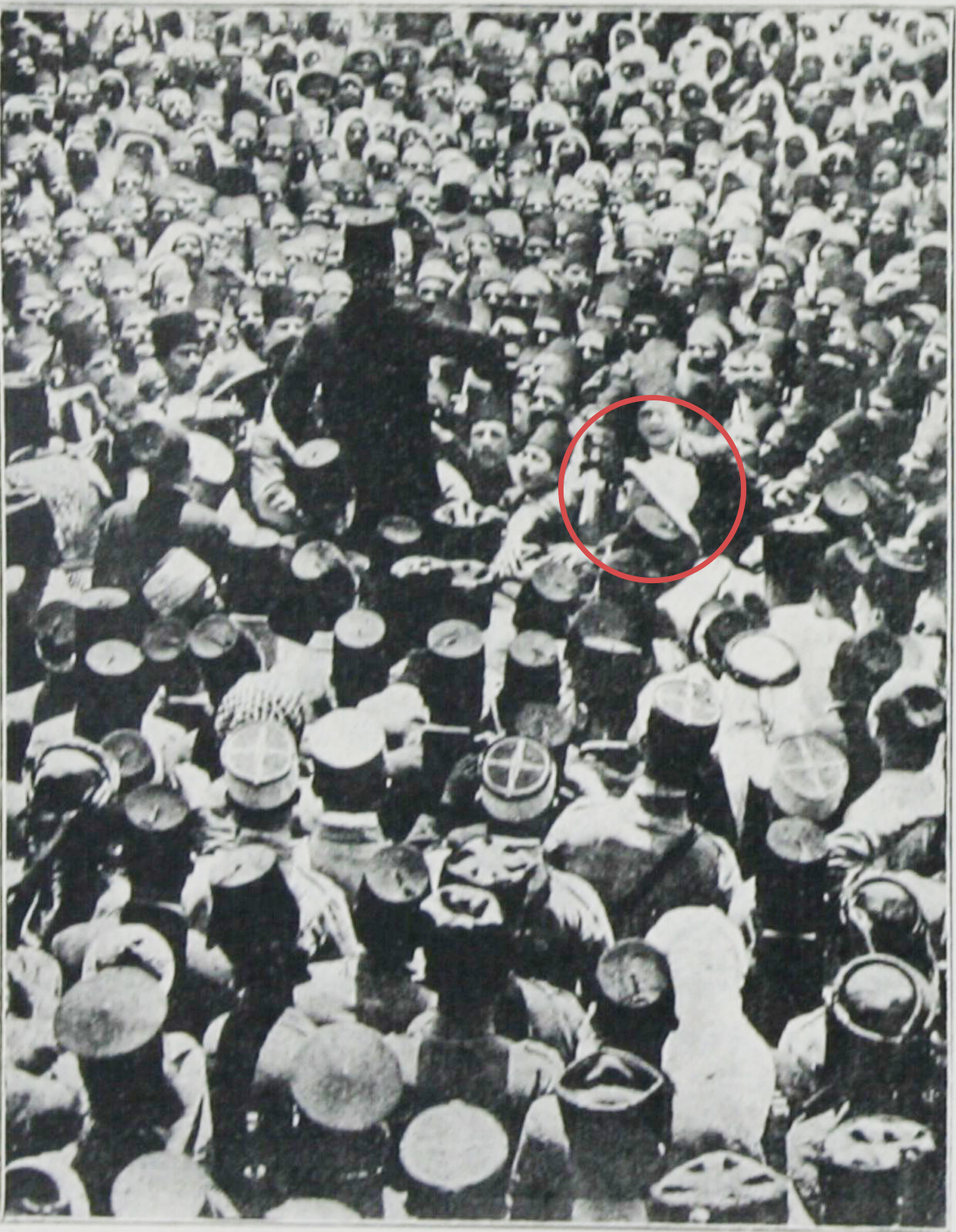 التاريخ السوري المعاصر - رئيس الحكومة السورية أحمد نامي في دمشق أثناء خطابه أمام الشعب عام 1926