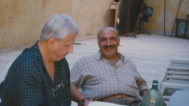 أحمد أبو سعدة مع عصام عبه جي أثناء تصوير مسلسل "شي بيجنن" عام 1999