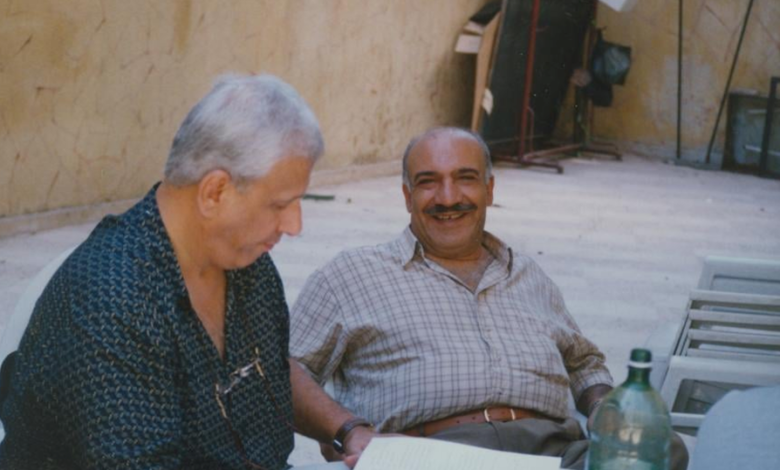 أحمد أبو سعدة مع عصام عبه جي أثناء تصوير مسلسل "شي بيجنن" عام 1999