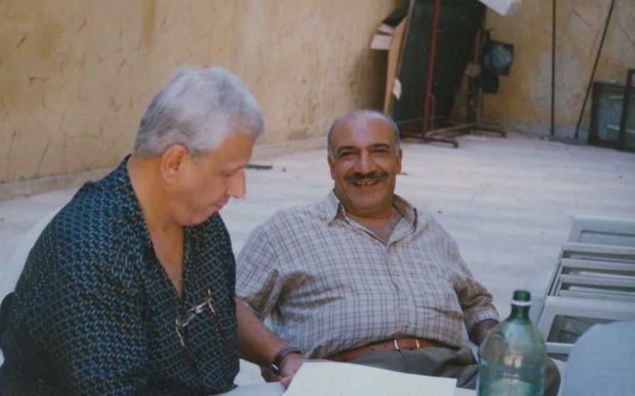 أحمد أبو سعدة مع عصام عبه جي أثناء تصوير مسلسل "شي بيجنن" عام 1999