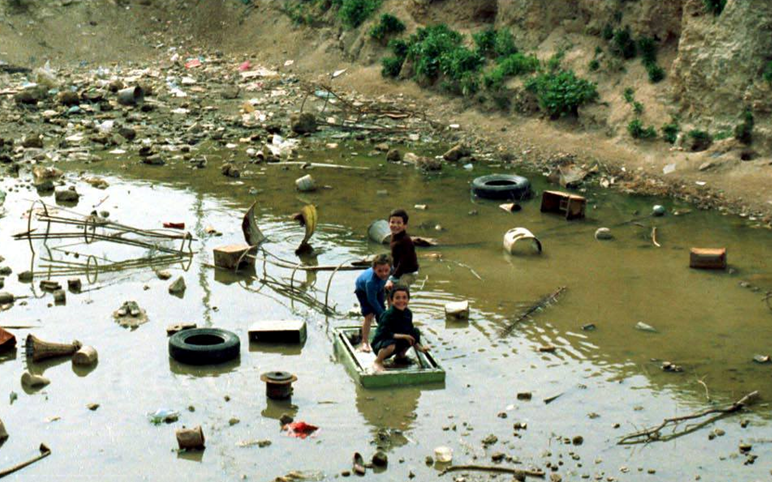 أطفال يلعبون في شارع الثورة وسط مدينة دمشق عام 1986م