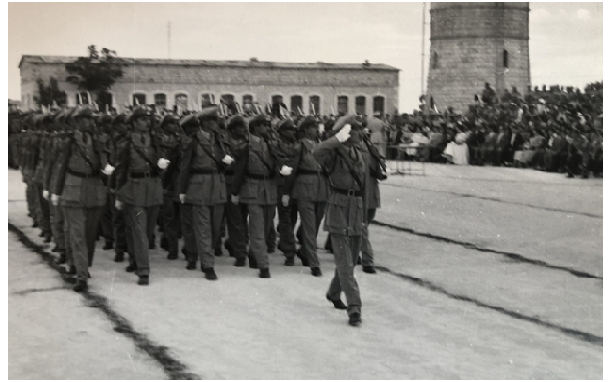 ضباط الاحتياط الدورة 23 أمام المنصة في حفل تخريجهم في حلب عام 1958