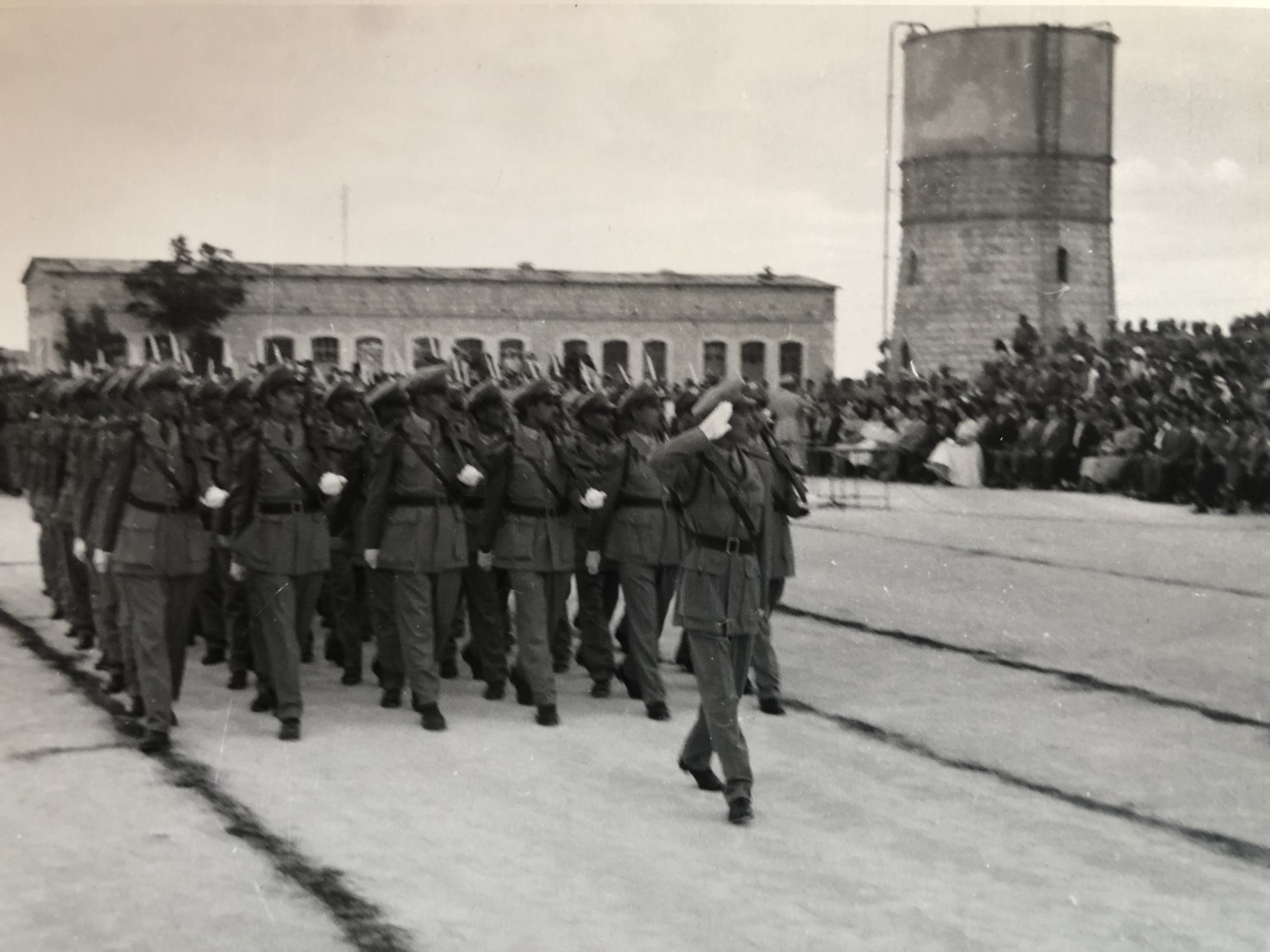 التاريخ السوري المعاصر - ضباط الاحتياط الدورة 23 أمام المنصة في حفل تخريجهم في حلب عام 1958