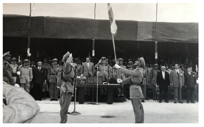 تسليم واستلام العلم في حفل تخريج ضباط الاحتياط في حلب عام 1958