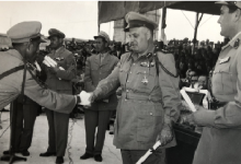 جمال الفيصل يسلم شهادات التخرج على ضباط دورة الاحتياط 23 عام 1958