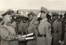 جمال الفيصل يسلم شهادات التخرج على ضباط دورة الاحتياط 23 عام 1958 (2)