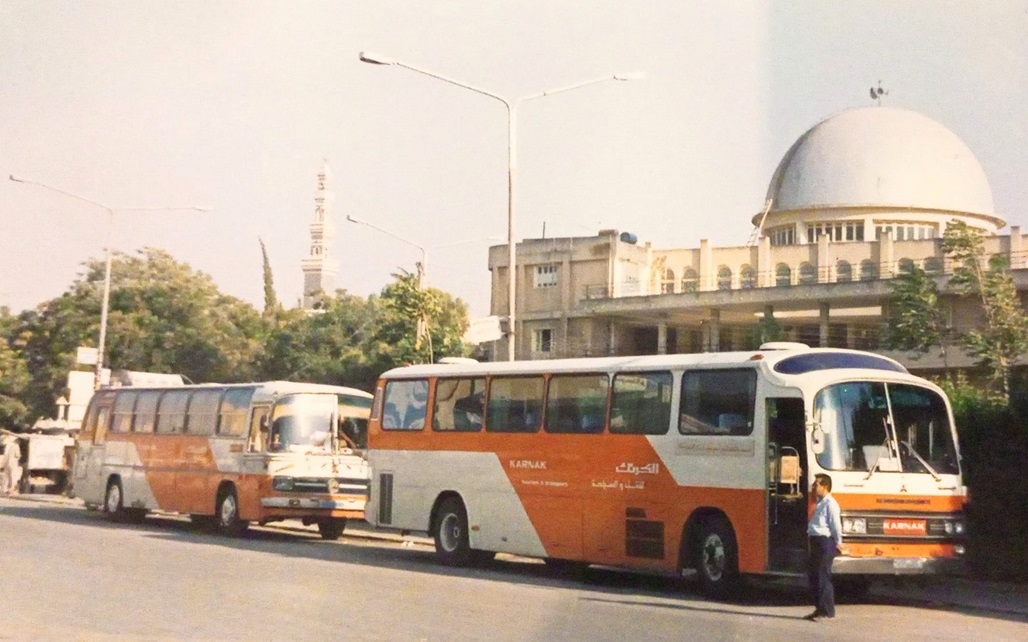 إحدى حافلات شركة الكرنك في ساحة سلمية العامة عام 1987