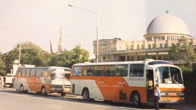 إحدى حافلات شركة الكرنك في ساحة سلمية العامة عام 1987