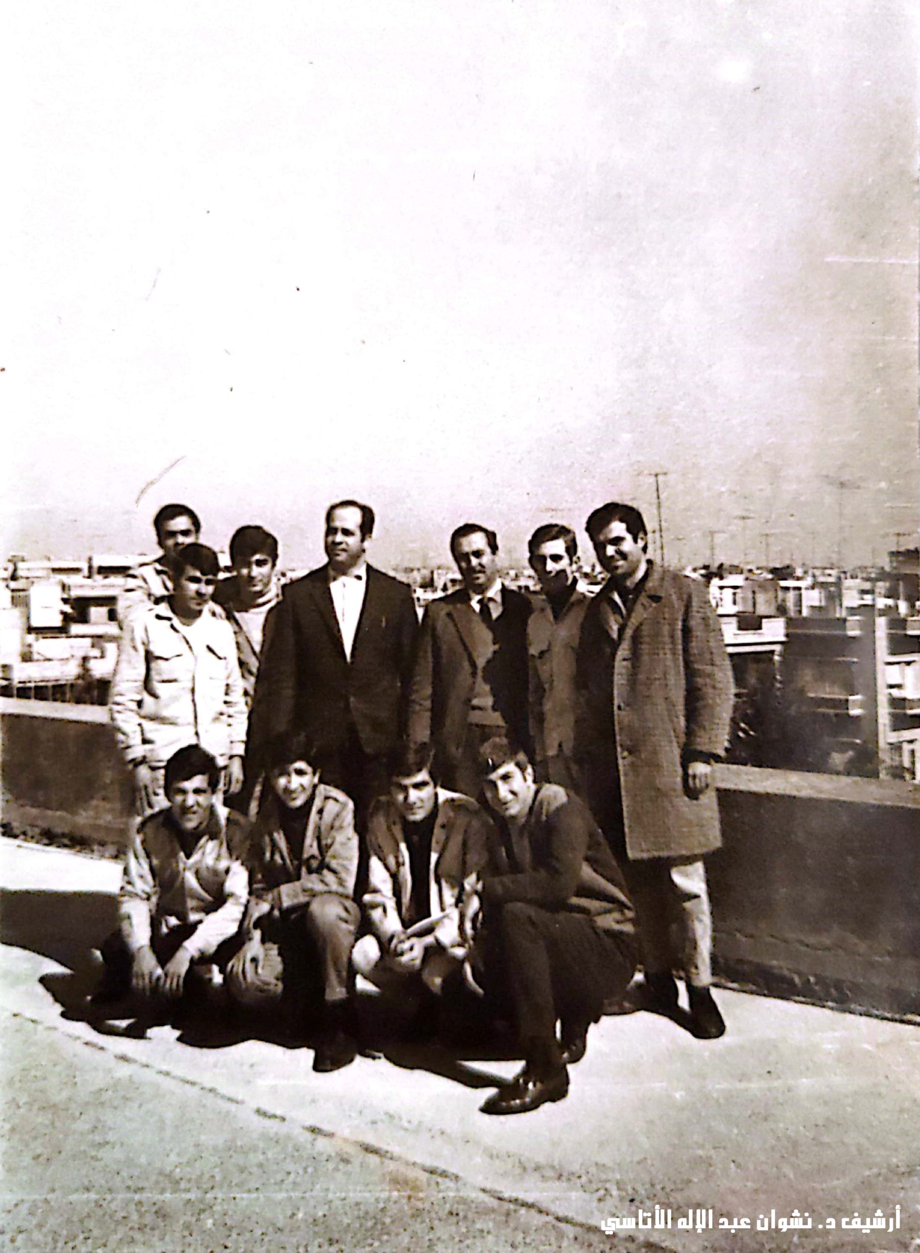 التاريخ السوري المعاصر - صورة جماعية على سطح مدرسة الزهراوي بحمص عام 1971