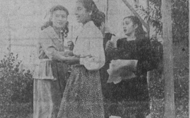 فتيات يقفن أمام أحد مراكز انتخابات الجمعية التأسيسية في دمشق عام 1949م
