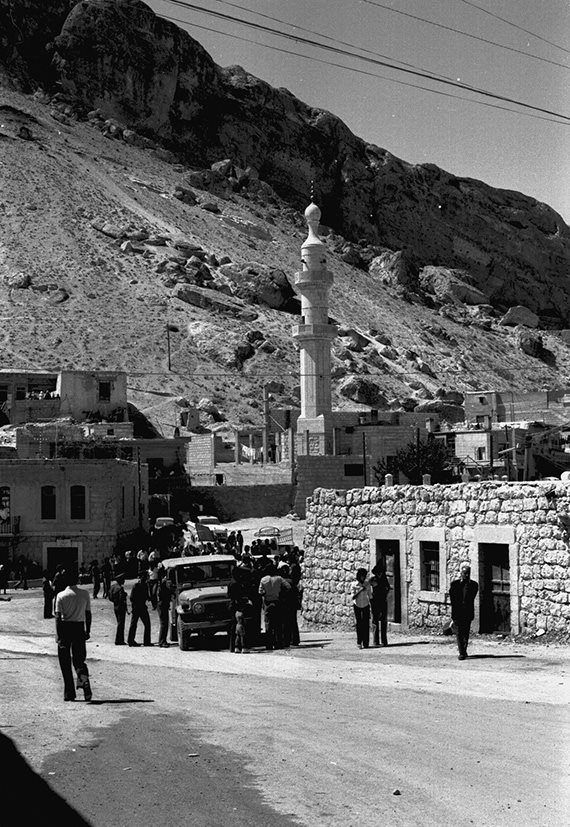 التاريخ السوري المعاصر - سيارة شرطة في ساحة معلولا عام 1979
