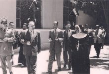 مصطفى الحوراني محافظ اللاذقيَّة في مدرسة راهبات العائلة المقدَّسة عام 1956