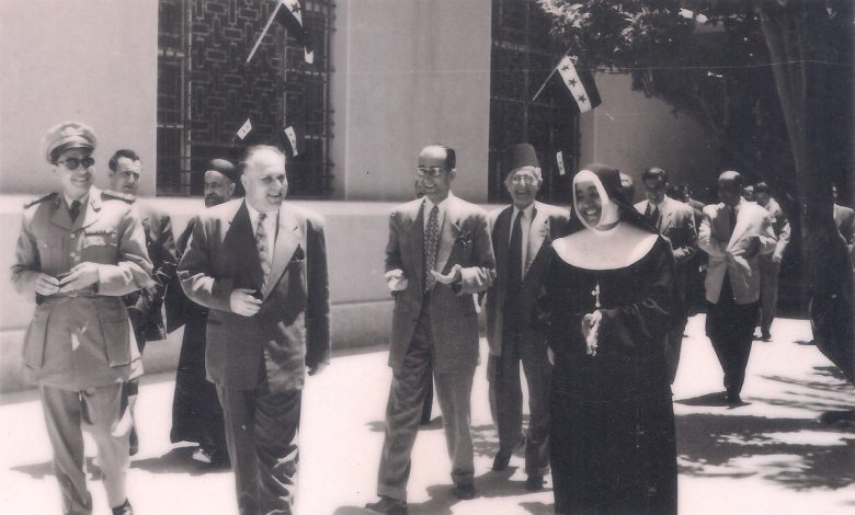 مصطفى الحوراني محافظ اللاذقيَّة في مدرسة راهبات العائلة المقدَّسة عام 1956