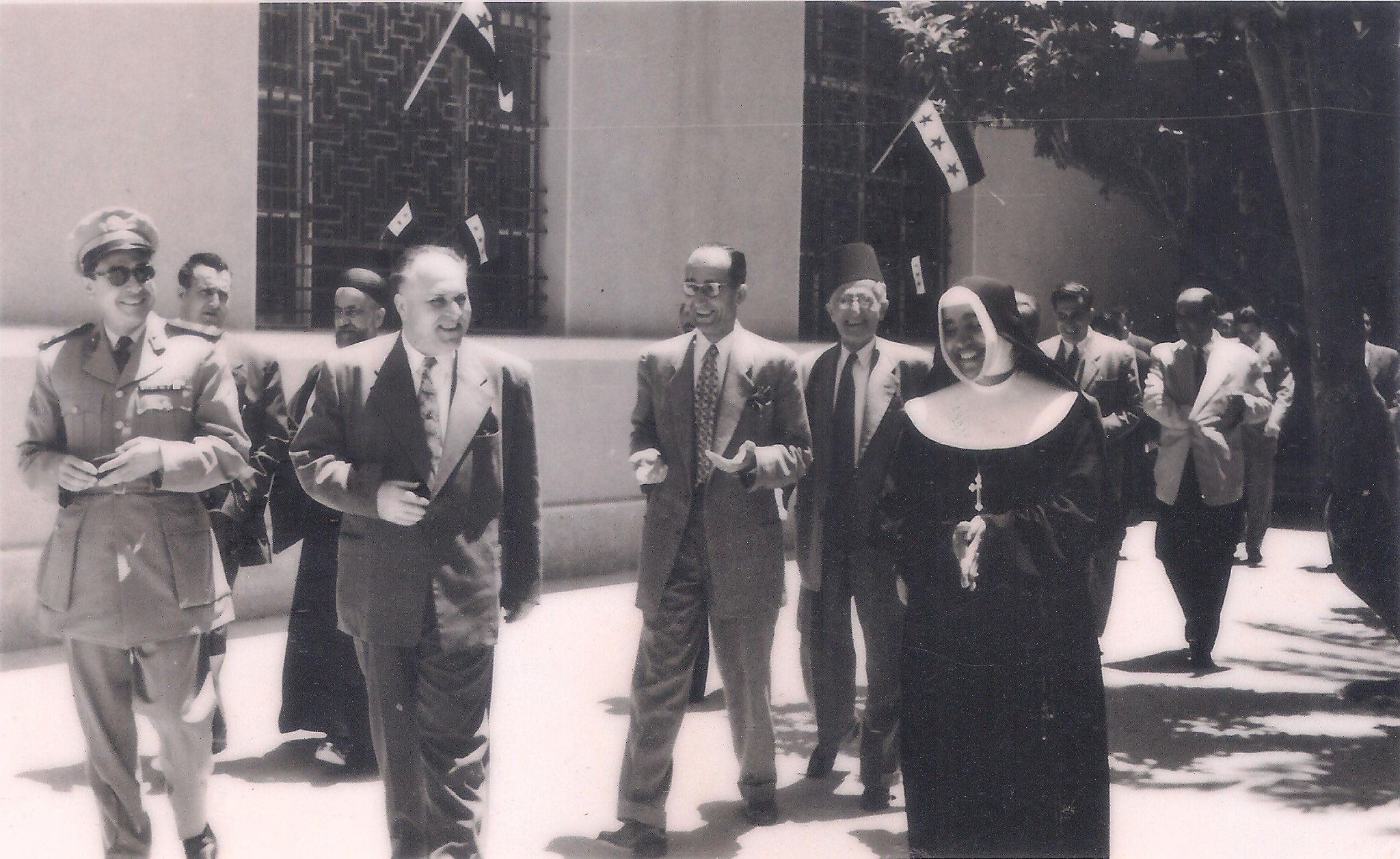 التاريخ السوري المعاصر - مصطفى الحوراني محافظ اللاذقيَّة في مدرسة راهبات العائلة المقدَّسة عام 1956