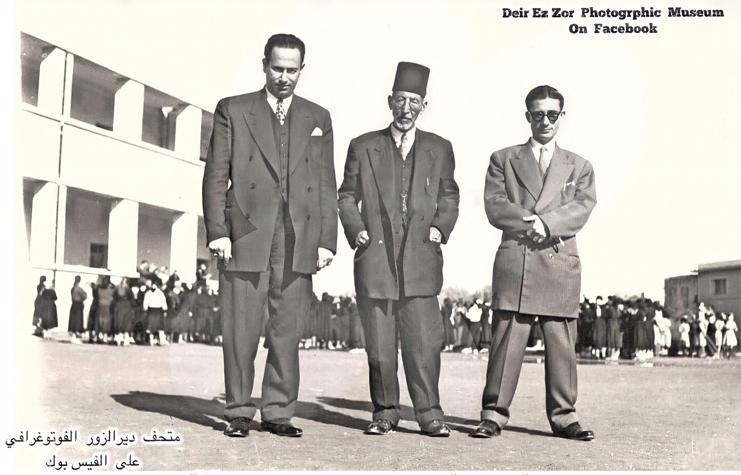 التاريخ السوري المعاصر - مدرسون في باحة مدرسة دار المعلمات في دير الزور نهاية خمسينيات القرن العشرين