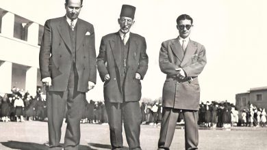التاريخ السوري المعاصر - مدرسون في باحة مدرسة دار المعلمات في دير الزور نهاية خمسينيات القرن العشرين