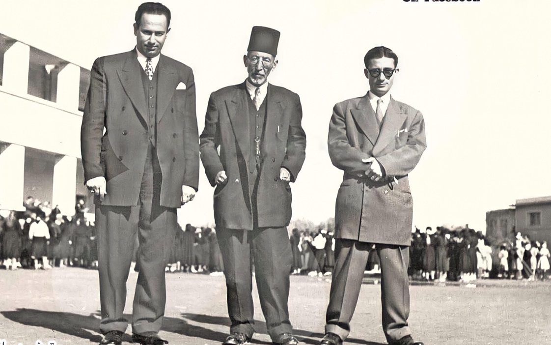 مدرسون في باحة مدرسة دار المعلمات في دير الزور نهاية خمسينيات القرن العشرين