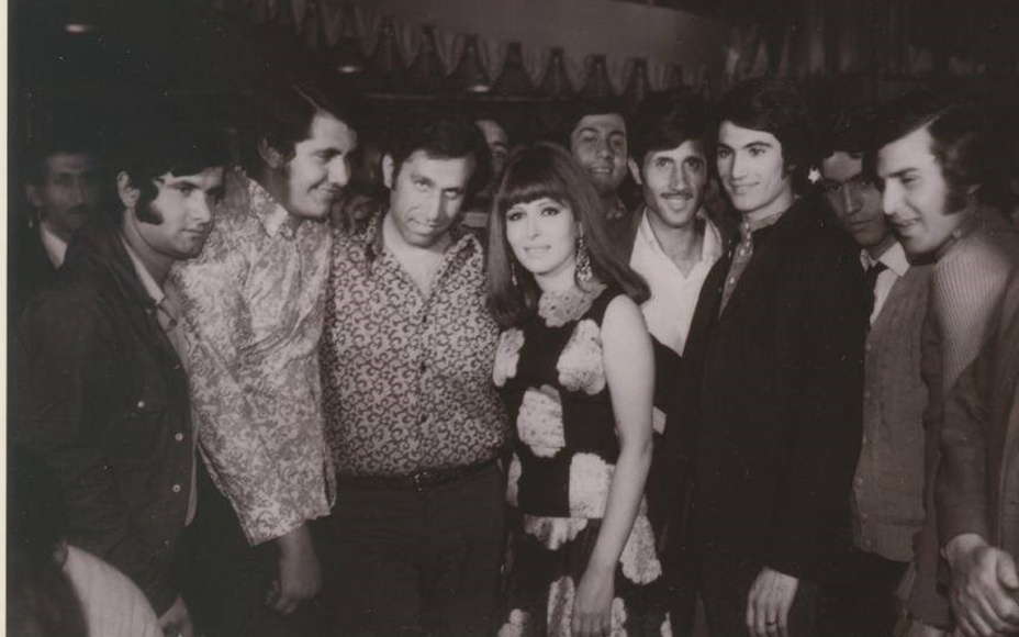 المخرج أحمد أبو سعدة مع ماجدة الخطيب أثناء تصوير فيلم "شقة للحب"