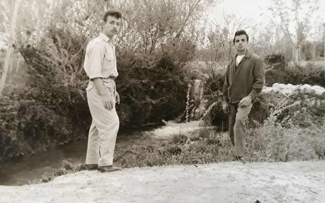 المدرسان فاروق بنوح وسليم الفانوس عند نبع عين "فاس ريا" في دوما عام 1963 