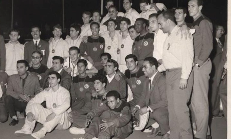 المنتخب السوري المدرسي بكرة السلة مع نظيره التونسي عام 1963