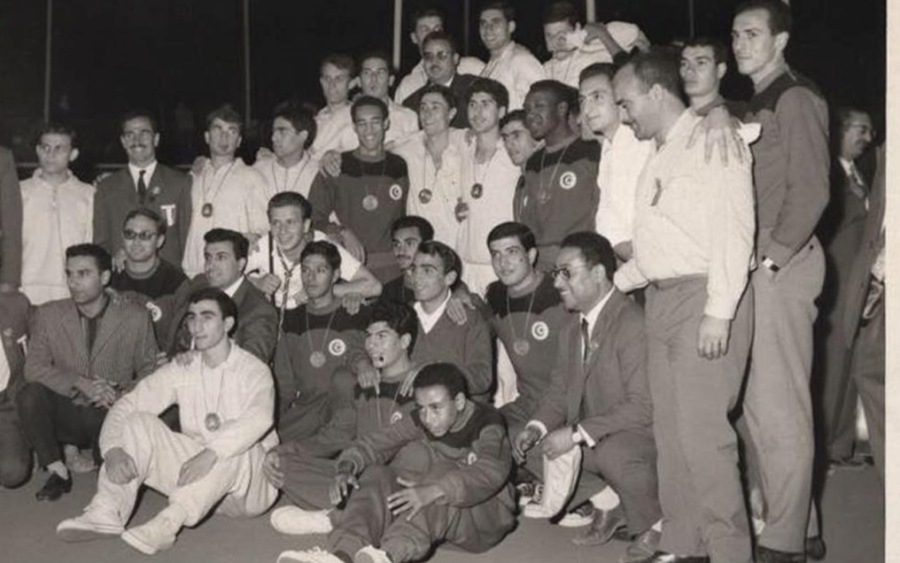 المنتخب السوري المدرسي بكرة السلة مع نظيره التونسي عام 1963