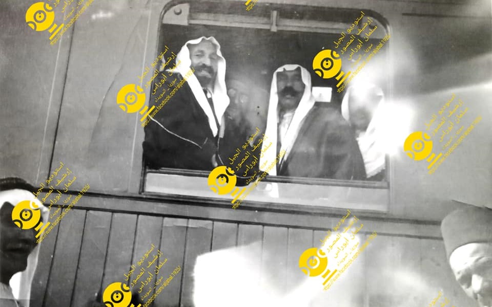 سلطان الأطرش وعقلة القطامي على متن القطار أثناء عودتهم من المنفى عام 1937م