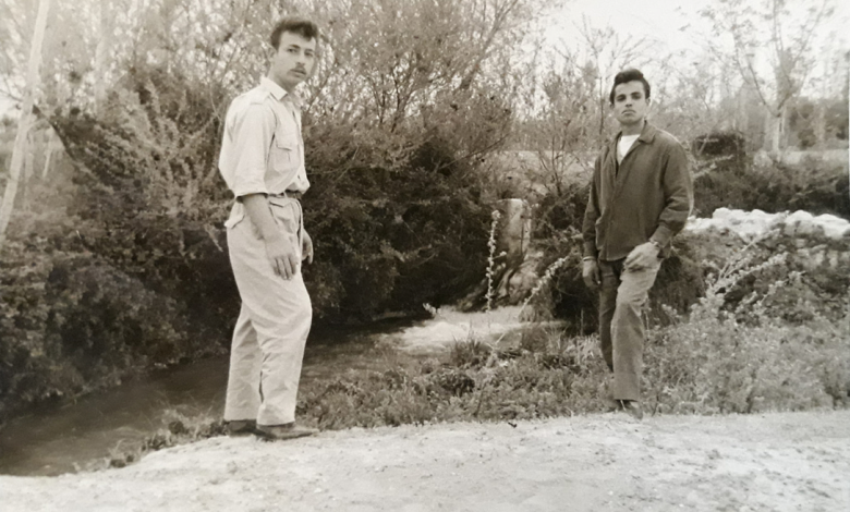المدرسان فاروق بنوح وسليم الفانوس عند نبع عين "فاس ريا" في دوما عام 1963 