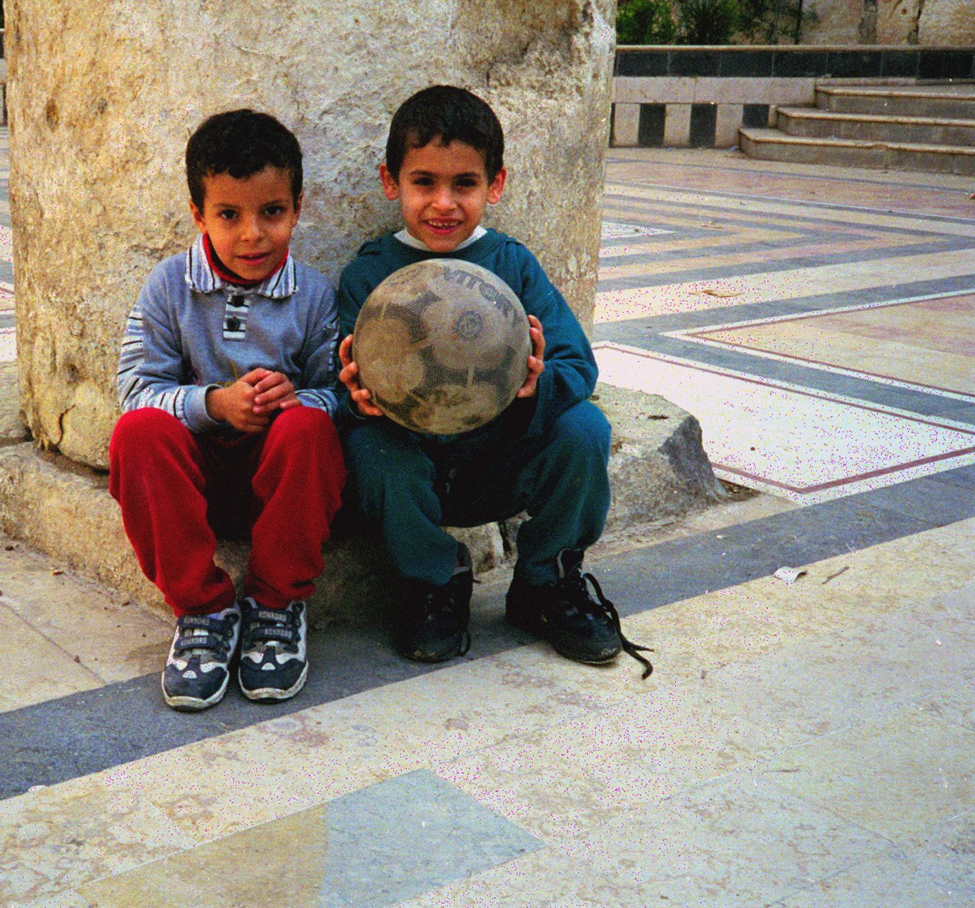 التاريخ السوري المعاصر - طفلان وكرة قدم في ساحة ضريح صلاح الدين الأيوبي في دمشق 2000