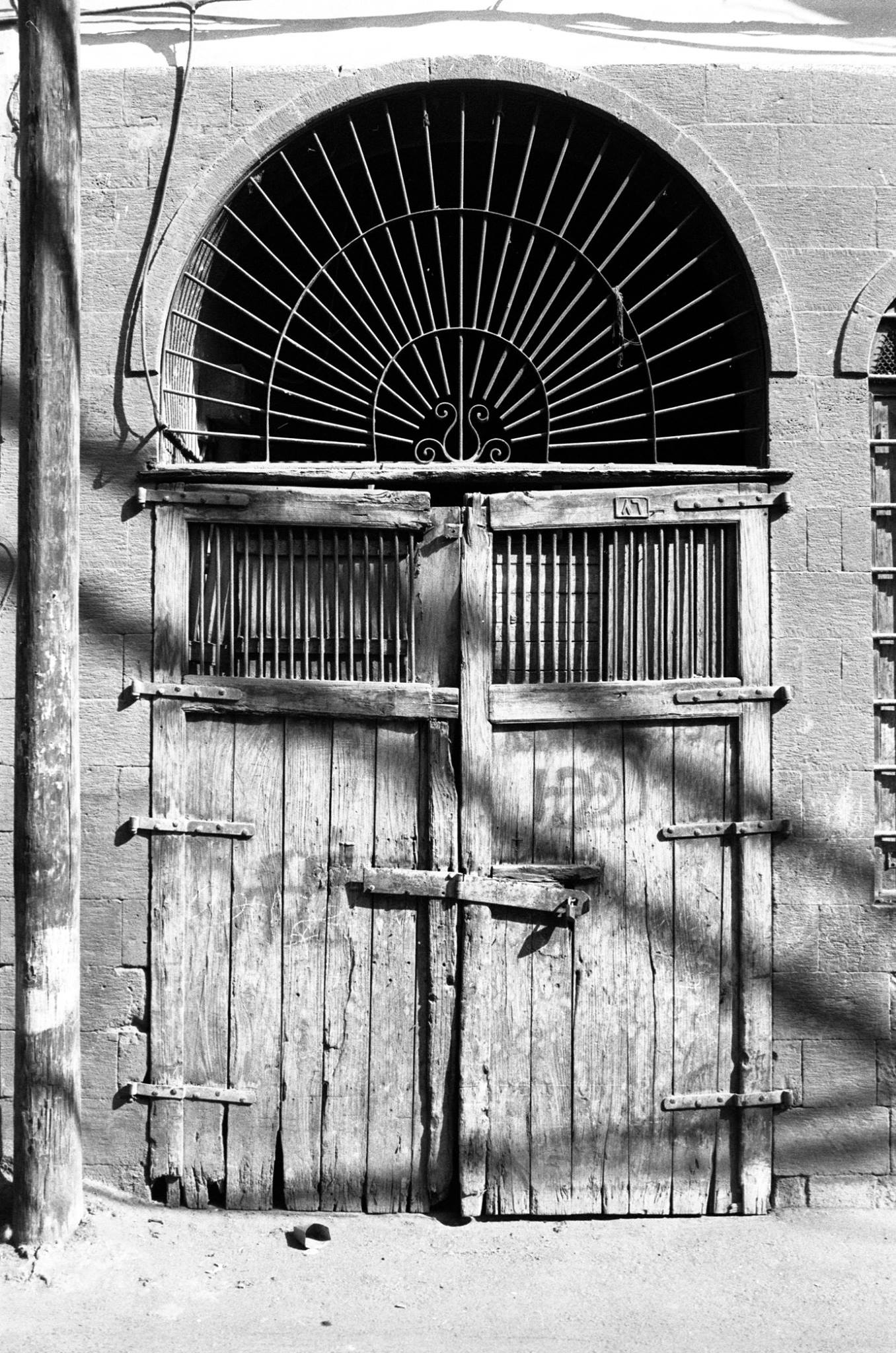 التاريخ السوري المعاصر - أحد أبواب المنازل في محلة طالع الفضة بدمشق القديمة عام 1992