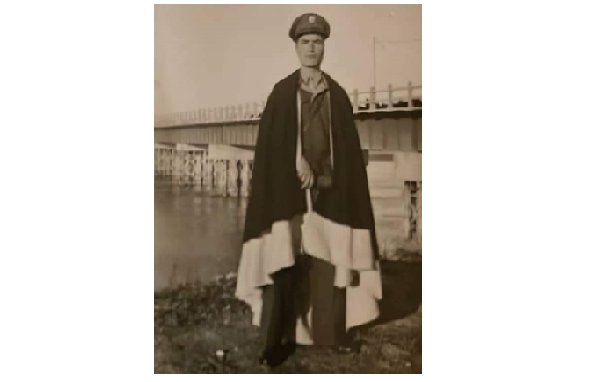 الدركي حسن حميد العجيلي أمام الجسر القديم عام 1947