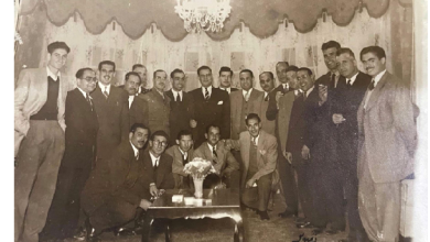 شخصيات في منزل حسن السراج في دير الزور في ستينيات القرن العشرين